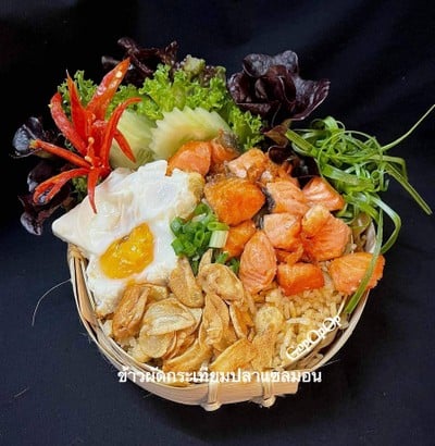 ข้าวผัดกระเทียมปลาแซลมอน 