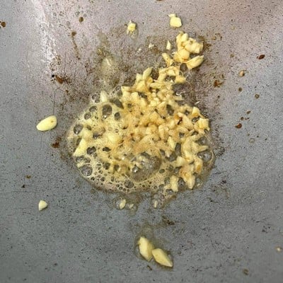 วิธีทำ ข้าวผัดกระเทียมปลาแซลมอน วิธีทำ ข้าวผัดกระเทียมปลาแซลมอน