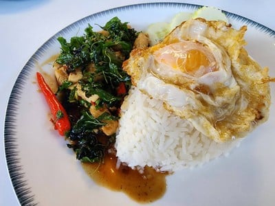 กะเพราไก่ ไข่ดาว