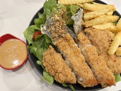 สลัดปลาทอดและมันฝรั่ง