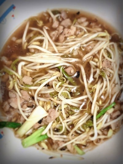 ผัดถั่วงอกหมูสับ