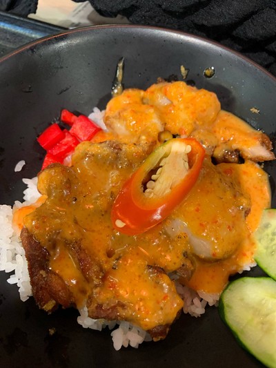 ข้าวหน้าไก่สไปซีไข่ปลา