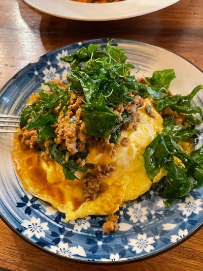 ข้าวกะเพราหมูไข่ข้น