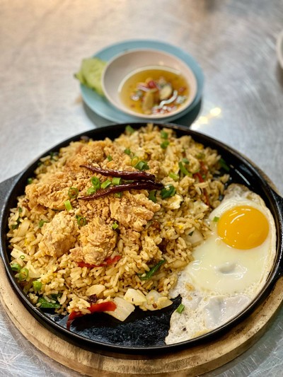 ข้าวผัดน้ำพริกนรกไก่กรอบกระทะร้อน