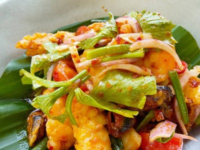 ยำทะเลทอดซอสไข่เค็ม