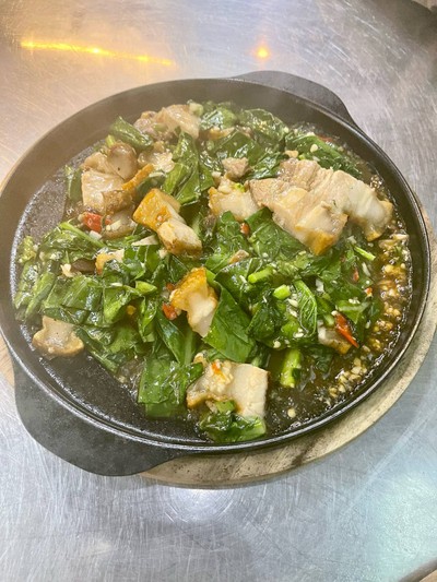 คะน้าหมูกรอบกระทะร้อน