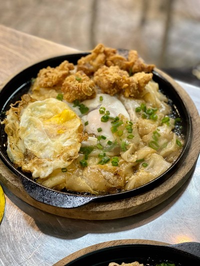 ก๋วยเตี๋ยวคั่วไก่กรอบกระทะร้อน