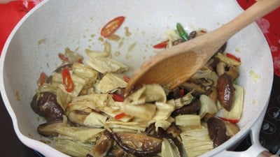 วิธีทำ ผัดฟองเต้าหู้เส้นเห็ดหอม ร่ำรวย มั่งคั่ง สมหวังตลอดปี