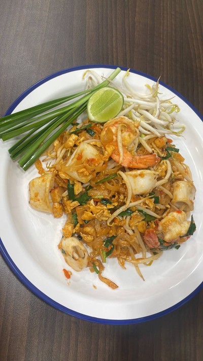 ผัดไทยเส้นจันทร์ ทะเล มันกุ้ง ไข่เค็ม (เมนูแนะนำ)