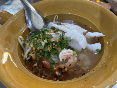 เส้นใหญ่ทะเลน้ำใส