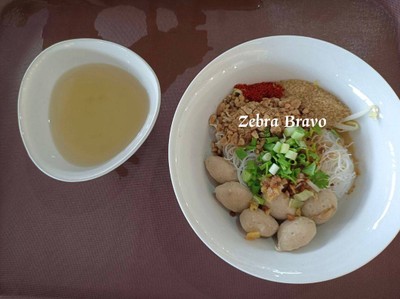 เส้นหมี่แห้งลูกชิ้น