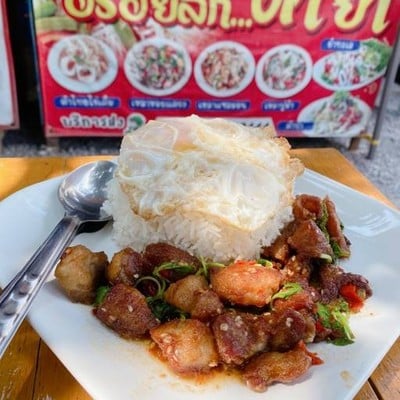 ร้านก๋วยเตี๋ยวต้มยำไข่ยักษ์ ข้าวไข่ข้น ส้มตำ อาหารตามสั่ง อร่อยลึกเจ็ดแยก