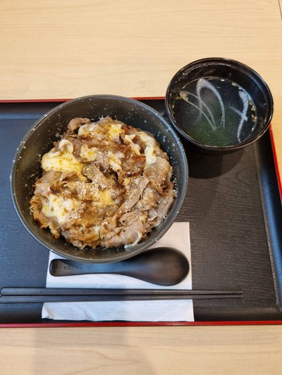 ข้าวหน้าเนื้อย่างชีส