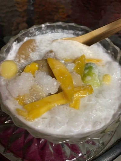 เม็ดบัว มะพร้าวกะทิ รากบัว แตงไทย ขนุน น้ำแข็งไสใส่กะทิ