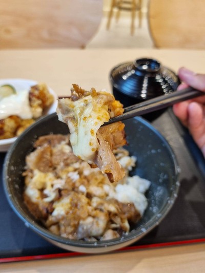 ข้าวหน้าเนื้อย่างชีส