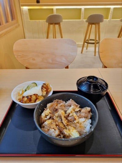 ข้าวหน้าเนื้อย่างชีส