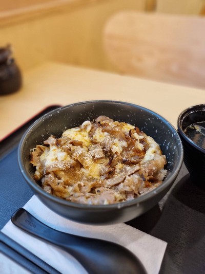 ข้าวหน้าเนื้อย่างชีส