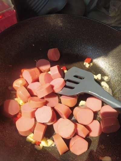 วิธีทำ ผัดกะเพราไส้กรอกไก่จัมโบ้หนังกรอบ