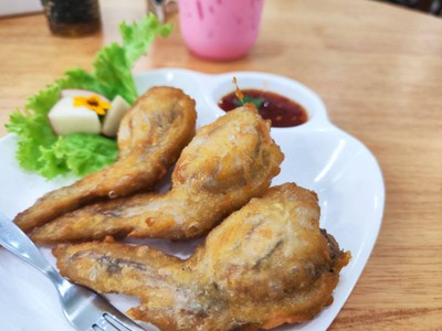 ปีกไก่ตุ้ยนุ้ย