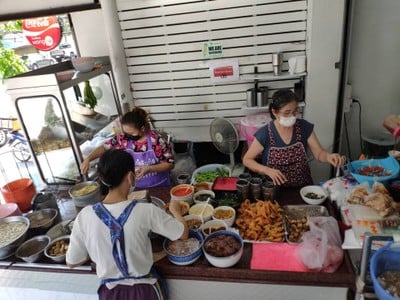 ต้นเย็นตาโฟกุ้งทอด