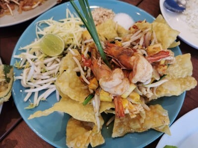 ผัดไทยเกี๊ยวกรอบ