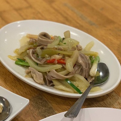 กระเพาะหมูผัดเกี้ยมฉ่าย 酸菜炒猪肚