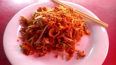 ผัดไทยปลาหมึก หมูกรอบ