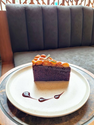 Macademia Caramel Cake