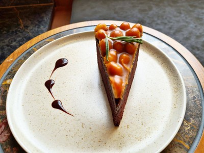 Macademia Caramel Cake