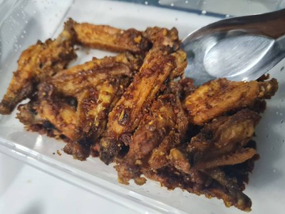 ปีกไก่กลางทอดขมิ้น