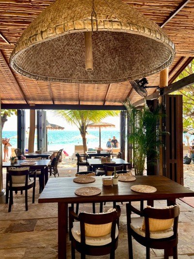 มาเที่ยวเสม็ดวันนี้ ห้ามพลาด Reef Bar & Restaurant ร้านอาหารและบาร์เปิดใหม่ บนอ่าวทับทิม