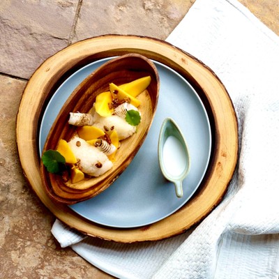 ข้าวเหนียวมะม่วงมะพร้าวเผาน้ำกะทิกับถั่วอบน้ำผึ้ง