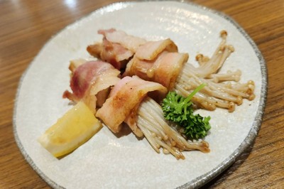 เบคอนพันเห็ดเข็มทอง