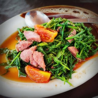 ผัดผักกูดใส่แหนม