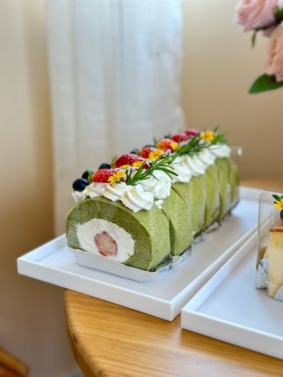 เค้กโรลมัทฉะสตอเบอรี่