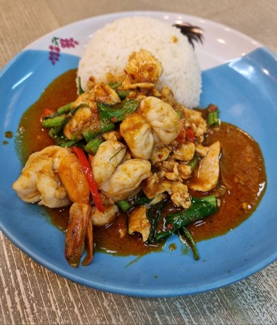 กุ้งกับไก่ ผัดเครื่องแกงราดข้าว