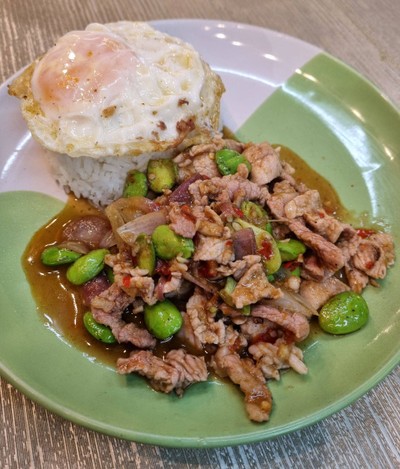 หมูผัดกะปิสะตอราดข้าว