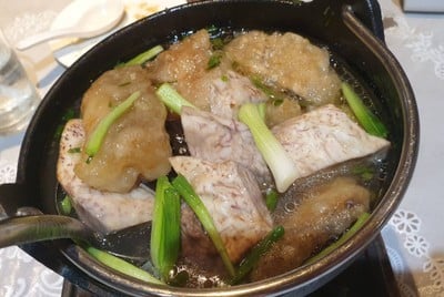 ปลาเก๋าทอดต้มเผือกหม้อไฟ