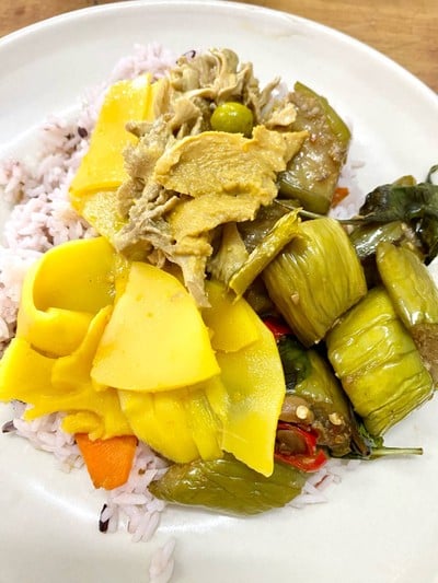 แกงส้มหน่อไม้, ผัดมะเขือยาว แกงกะทิเห็ดแครง 