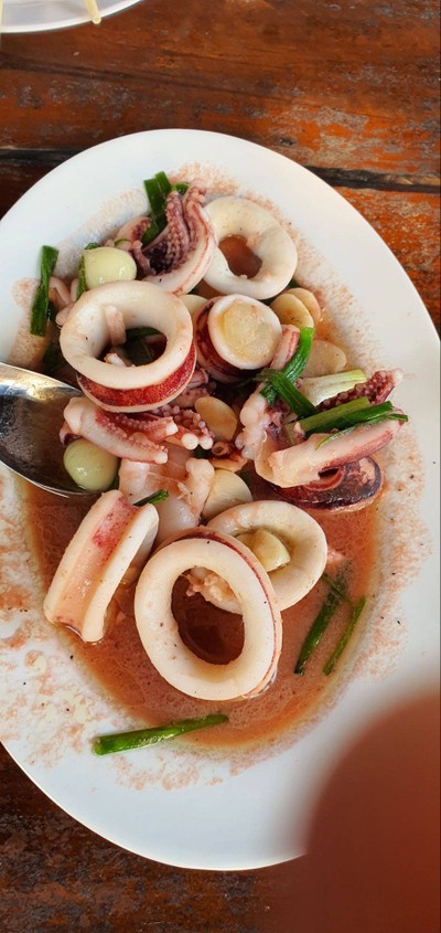 ปลาหมึกผัดกะปิกระเทียมโทน