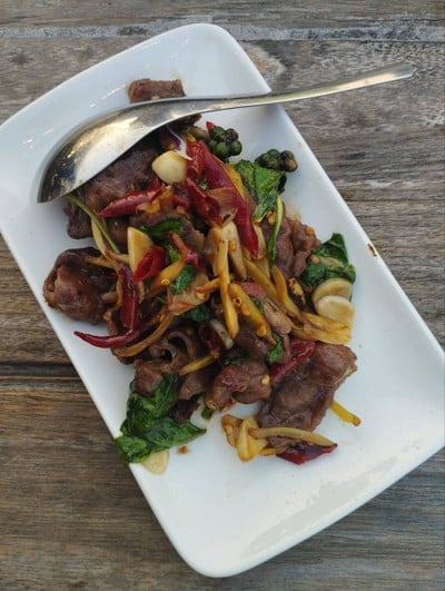 เนื้อผัดใบยี่หร่า