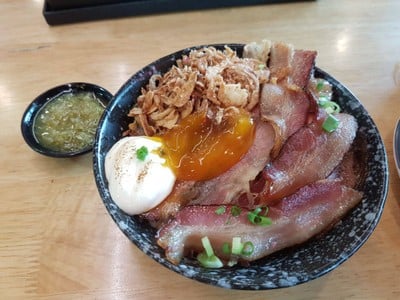 ข้าวหน้าหมูย่างไข่ดอง