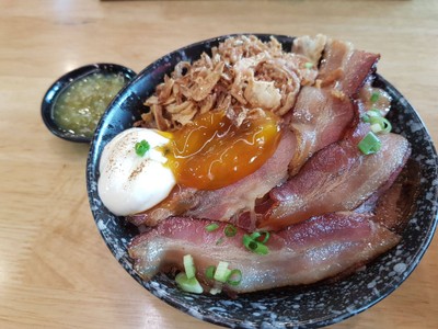 ข้าวหน้าหมูย่างไข่ดอง