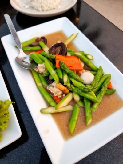 ผัดหน่อไม้ฝรั่งหอยเชลล์