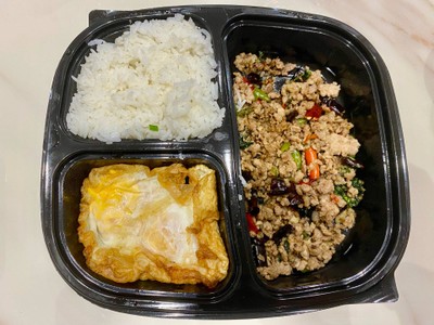 ข้าวกระเพราะหมูสับไข่แฝด