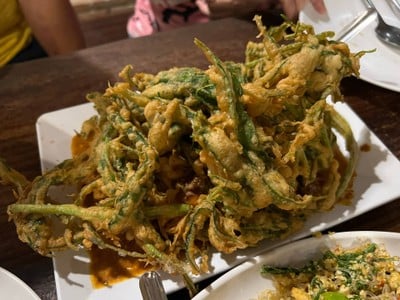 ยำผักบุ้งกรอบ