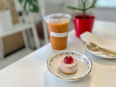 🍇 Grape Cheesecake. (Price 25 Baht.)