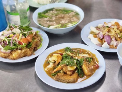 อาหาร หรือ เครื่องดื่ม