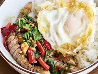 ข้าวกะเพรากั้งเพิ่มไข่ดาว