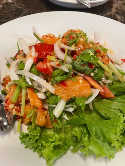 ยำแซลมอนแซ่บ